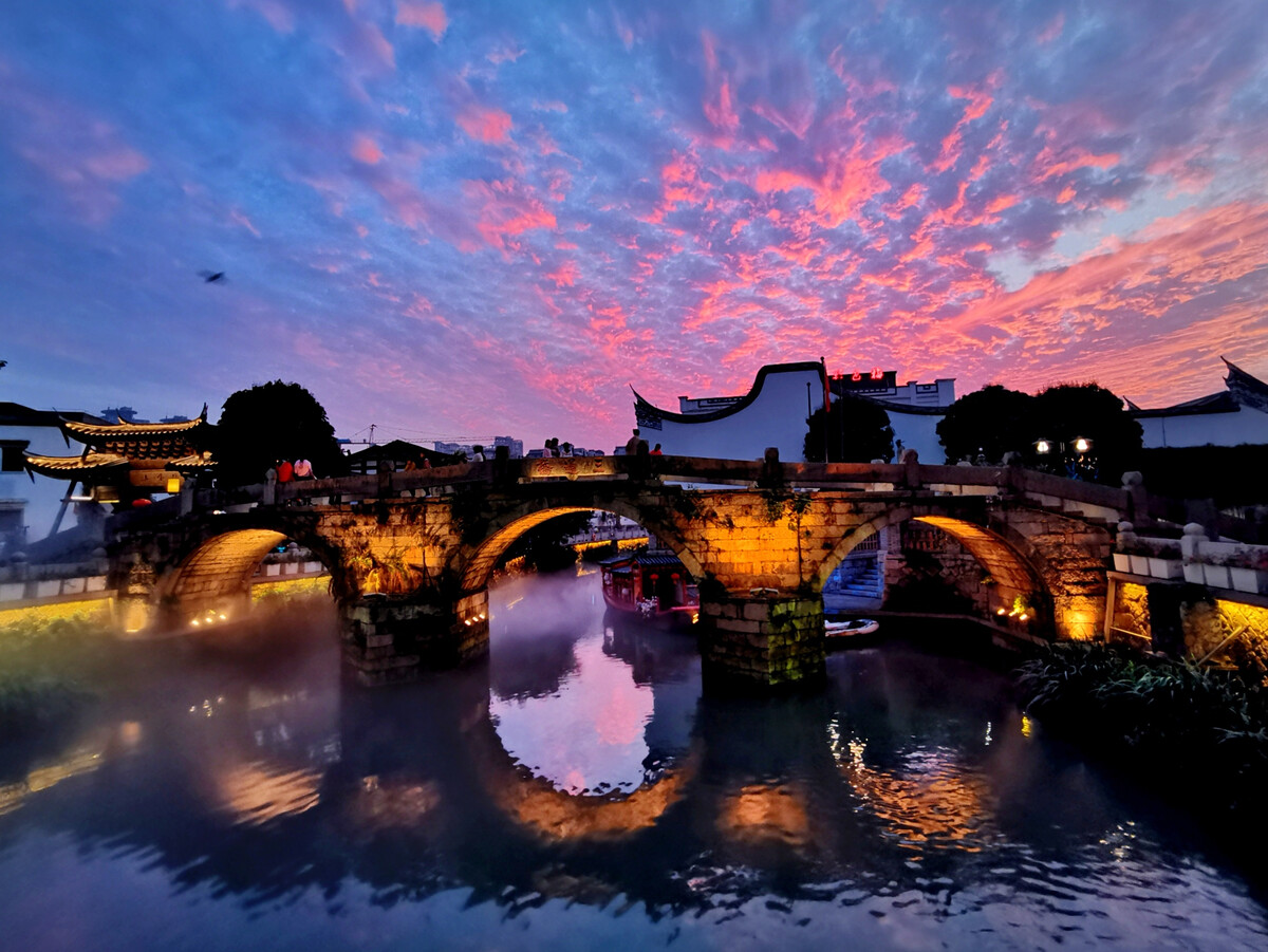 福州上下杭,是古閩都商業的埠口,曾經的繁華,留給今天的歷史印記。 晚霞披在三通橋上,有一種自然與人文,古典與現代合拍的韻味。